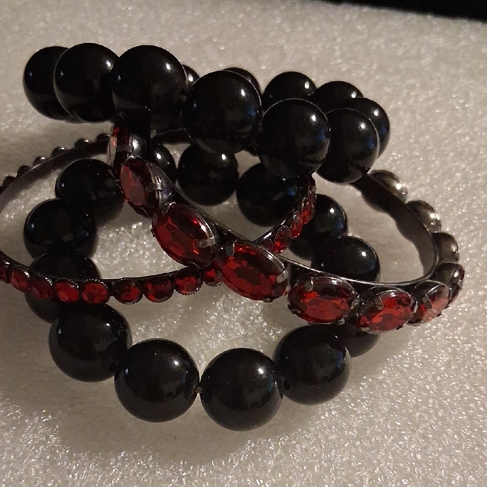 Elegant Black and Red Beaded Bracelet Set